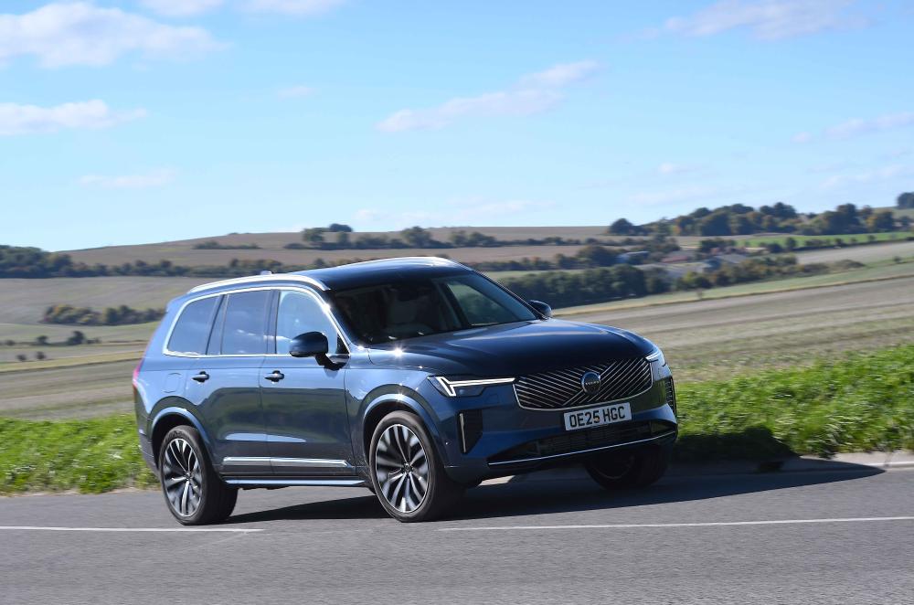 Volvo XC90 front right driving