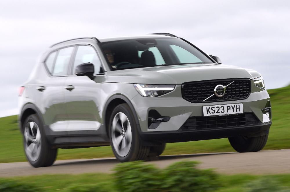 Volvo XC40 front right driving