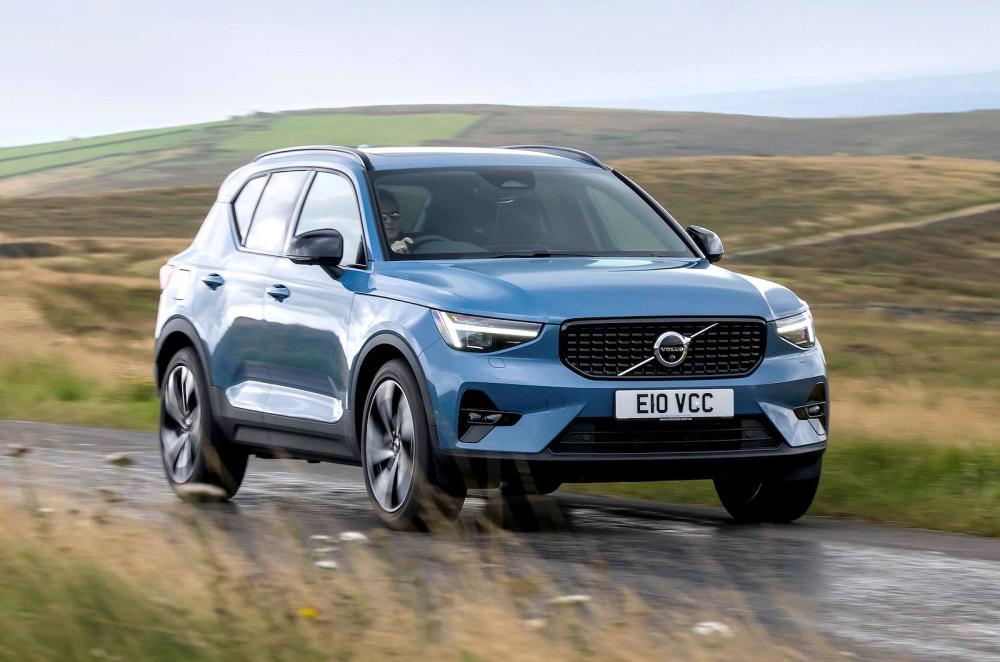 Volvo XC40 front right driving