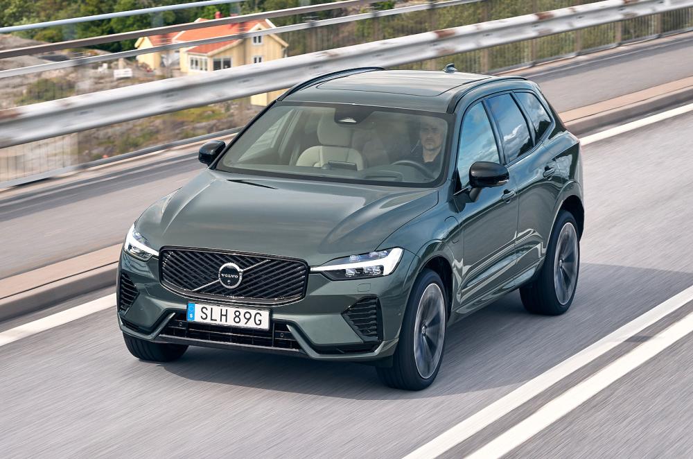 Volvo XC60 front left driving