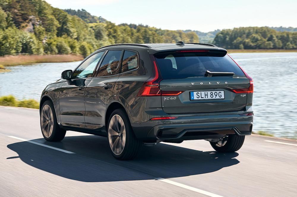 Volvo XC60 rear left driving