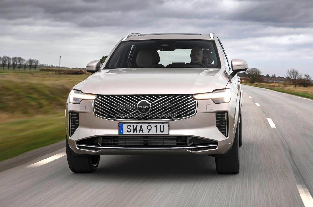 Volvo XC90 front driving