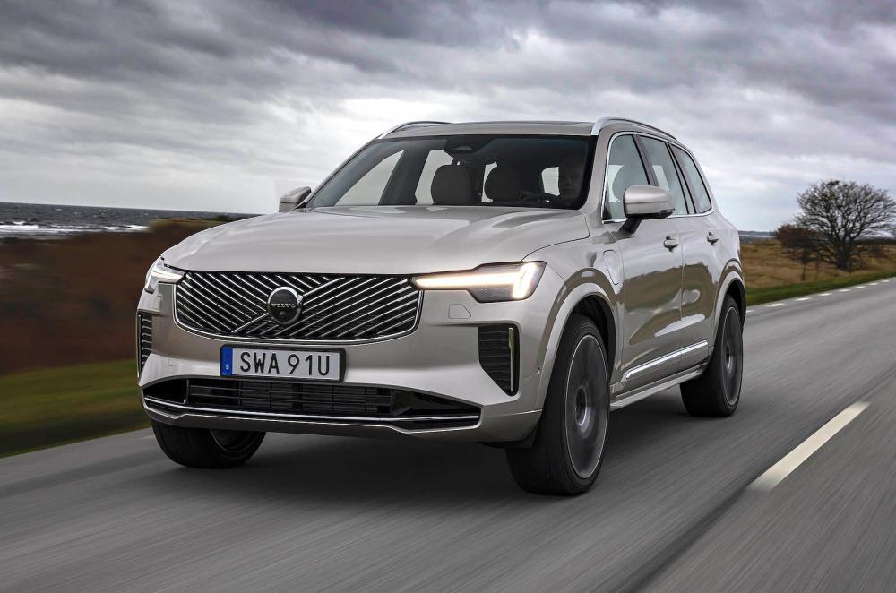 Volvo XC90 front left driving