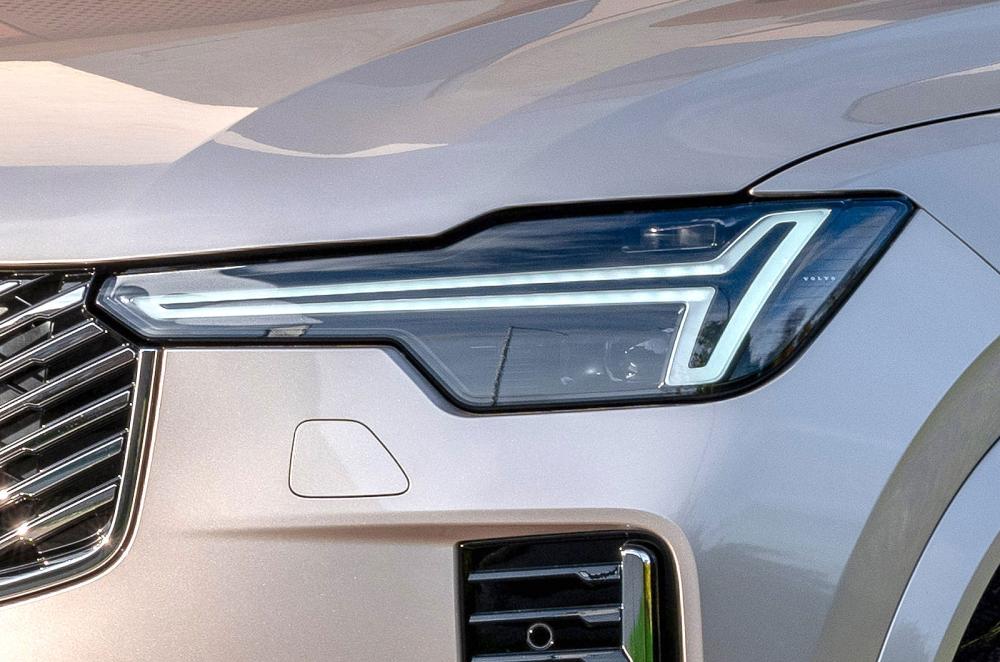 Volvo XC90 headlights
