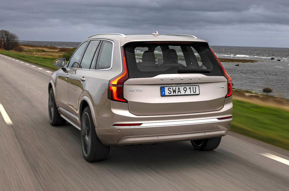 Volvo XC90 rear left driving