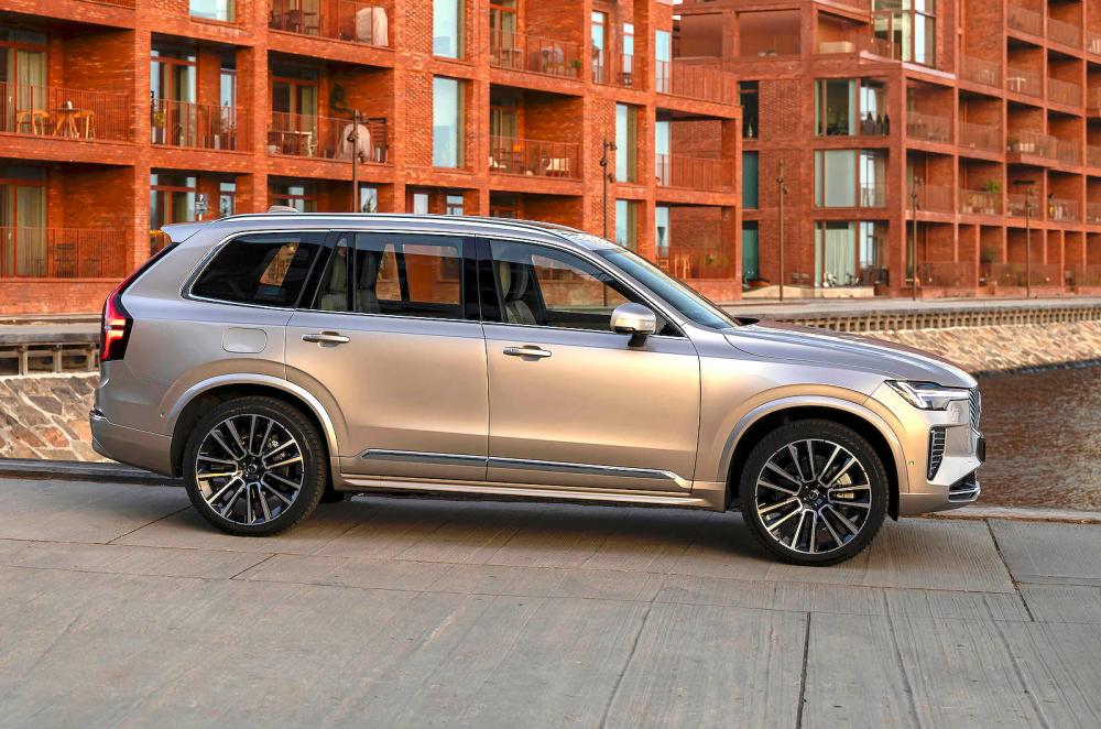 Volvo XC90 right static