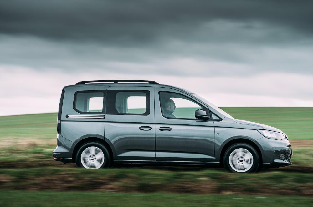 VW Caddy 2022 right tracking