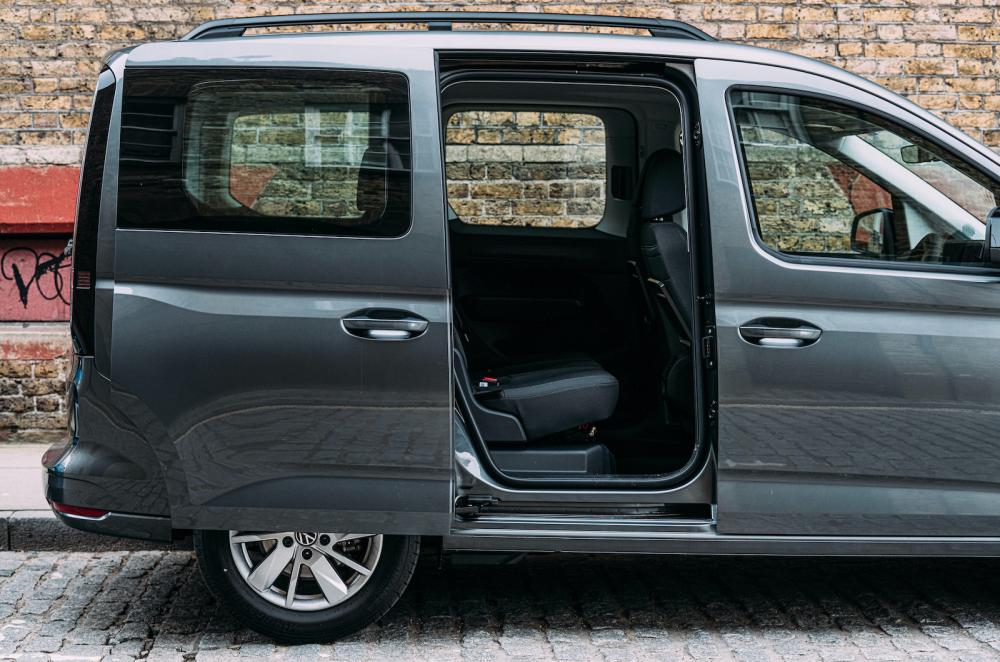 VW Caddy 2022 side door open