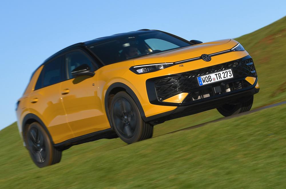 Volkswagen T-Roc driving front right