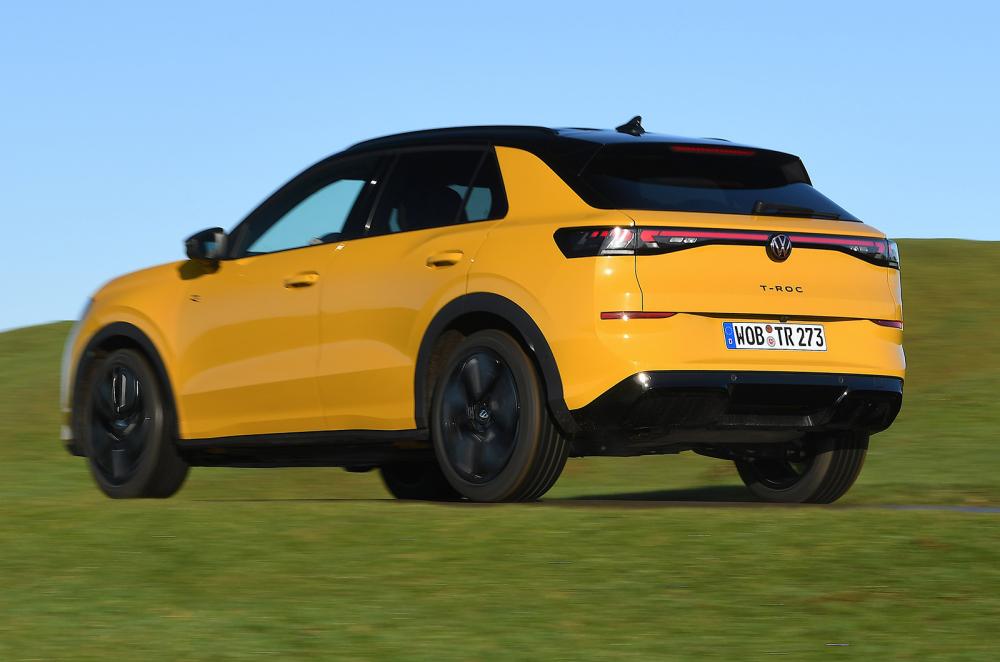 Volkswagen T-Roc driving rear left