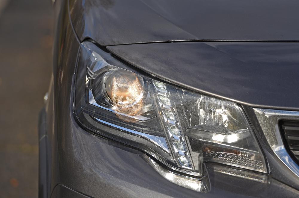 Peugeot e-Rifter 2022 headlight detail