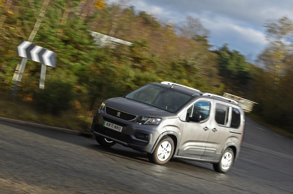 Peugeot e-Rifter 2022 front cornering