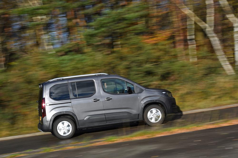 Peugeot e-Rifter 2022 right tracking