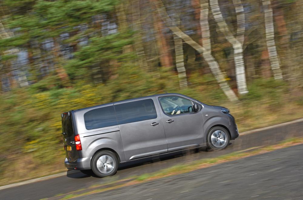 Toyota Proace Verso 2022 right tracking