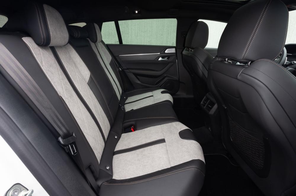Peugeot 508 SW 2021 interior rear seats