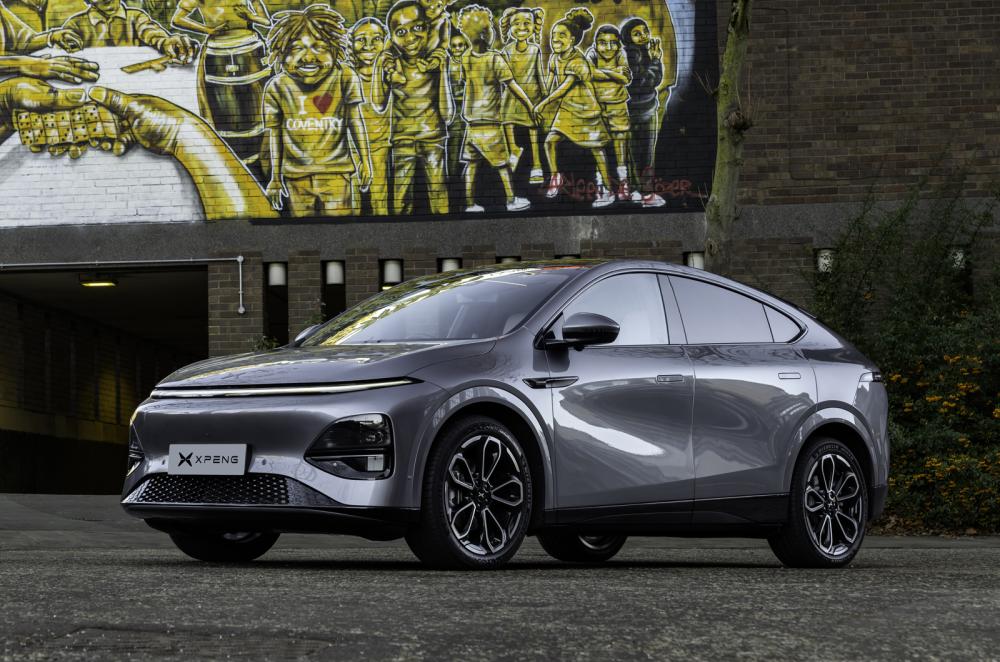 XPeng G6 front static in front of building