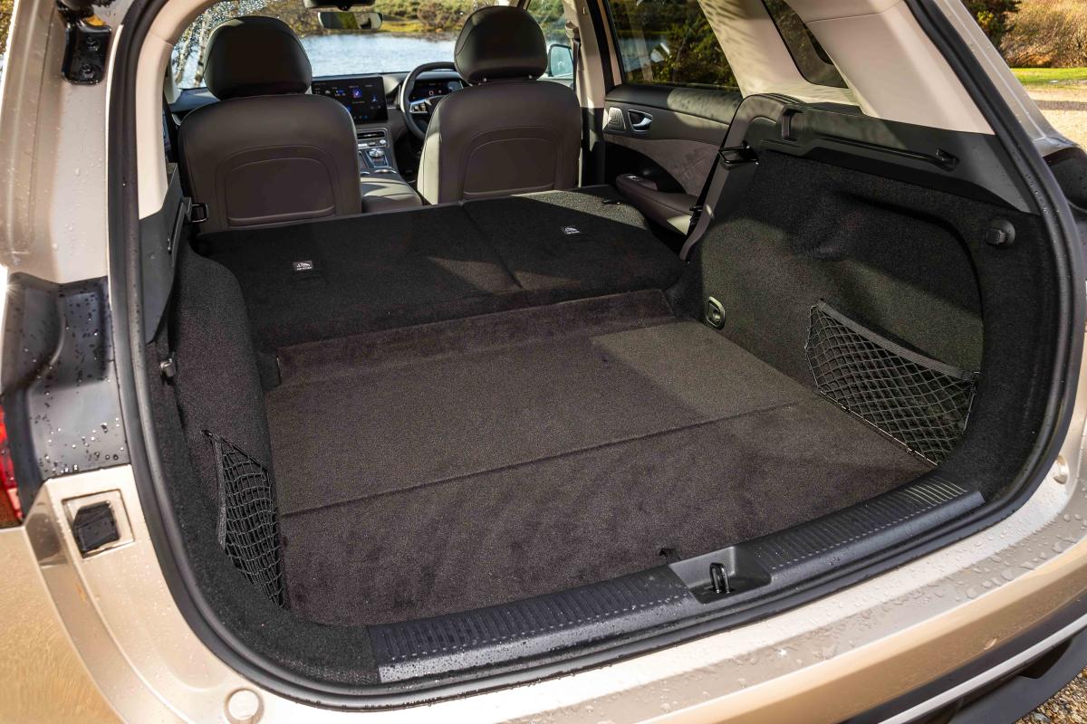 MG S6 boot space