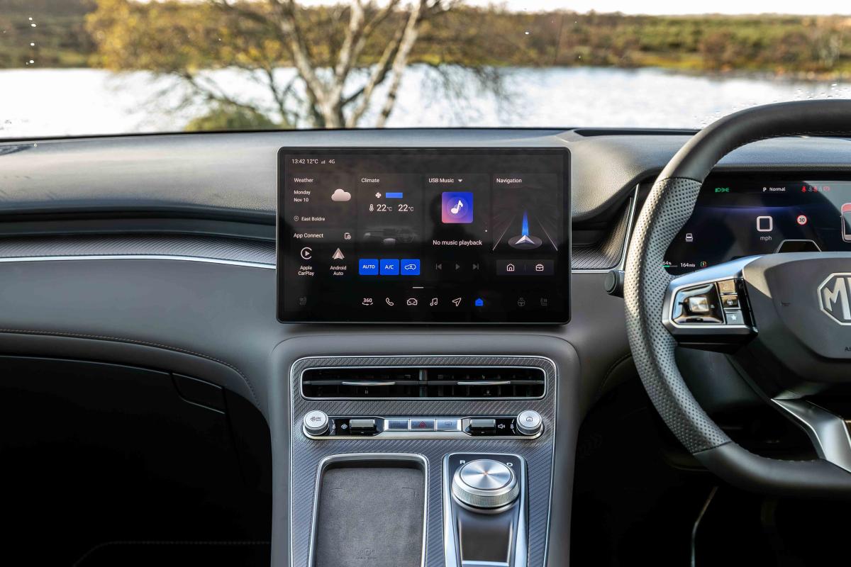 MG S6 interior dashboard