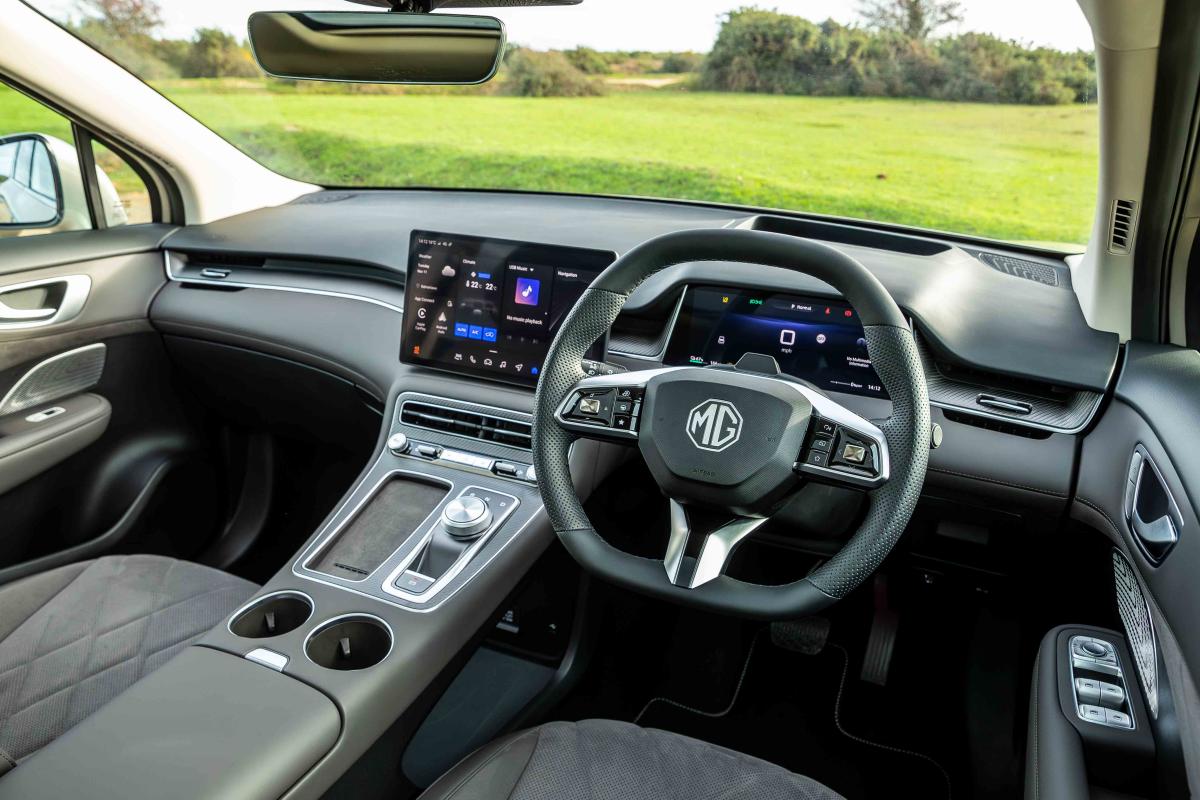 MG S6 interior dashboard