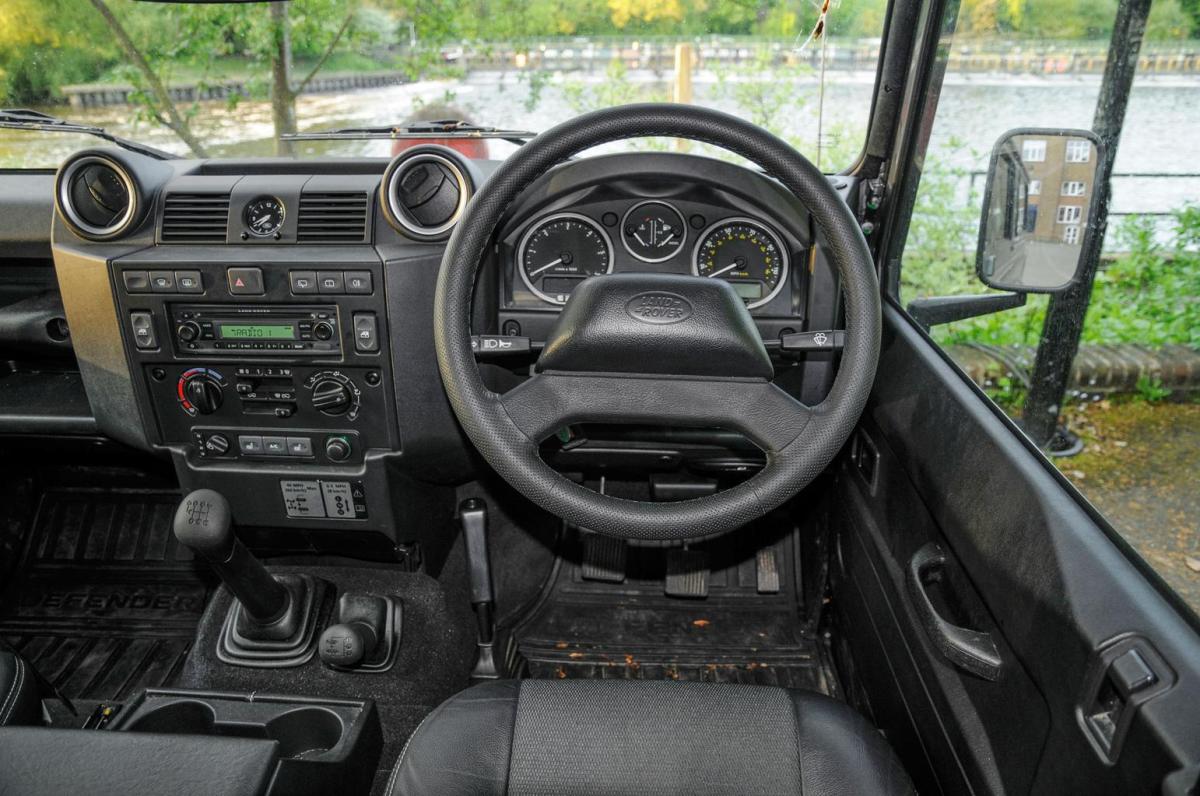 Land Rover Defender (90 - 16)