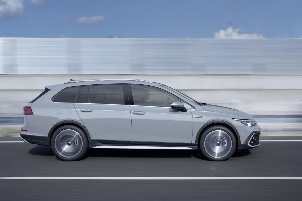 Volkswagen Golf Alltrack 2021 right tracking