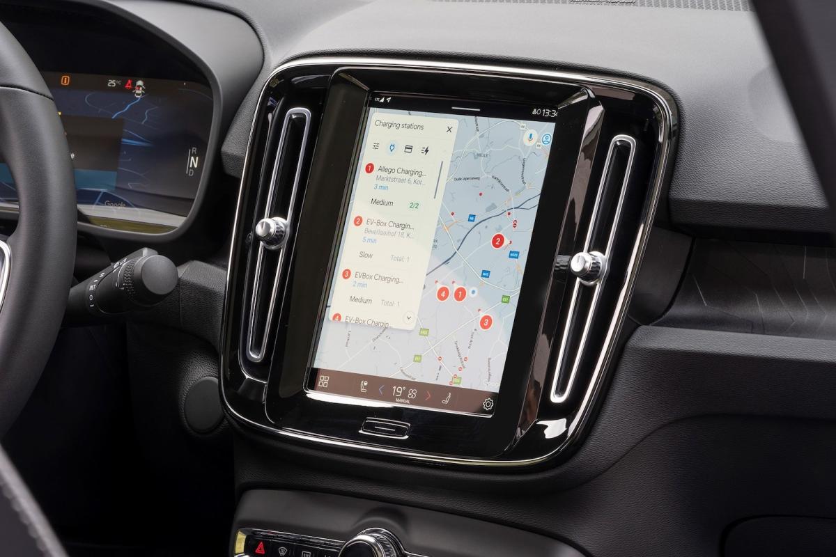 Volvo C40 Recharge 2022 interior infotainment