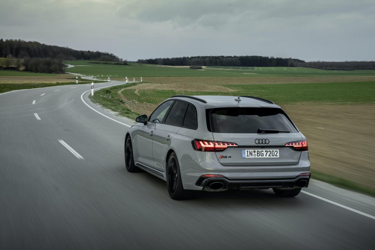 Audi RS4 Avant 2022 rear cornering