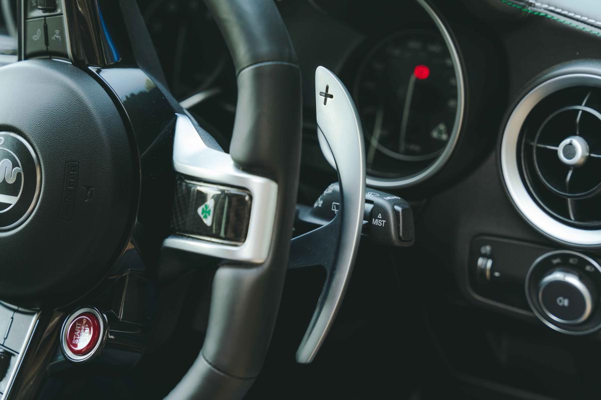 Alfa Romeo Stelvio Quadrifoglio steering wheel cluster