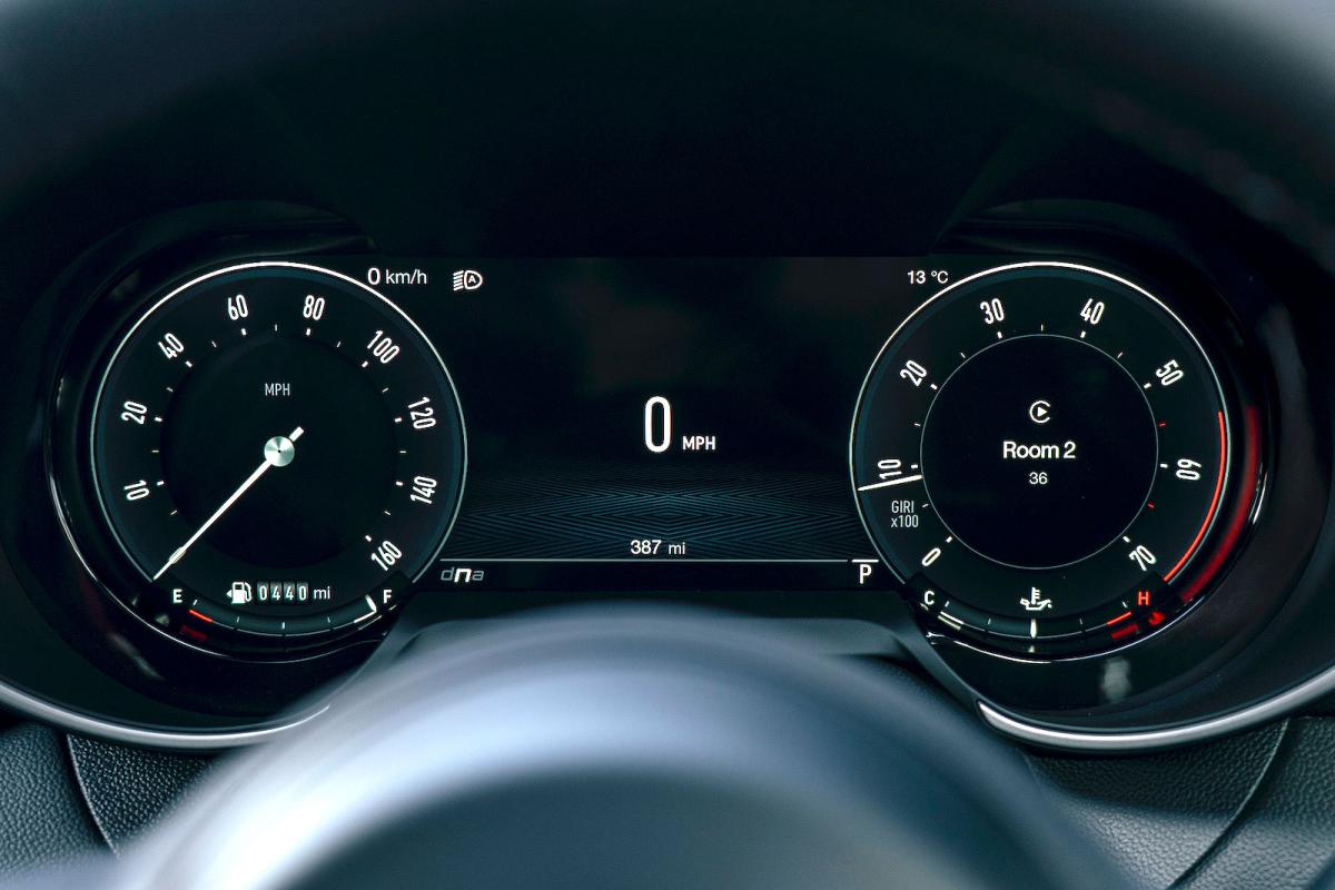 Alfa Romeo Giulia driver display