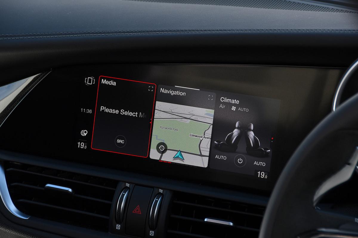 Alfa Romeo Giulia interior infotainment