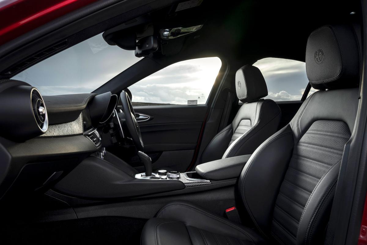 Alfa Romeo Giulia Quadrifoglio interior front seats