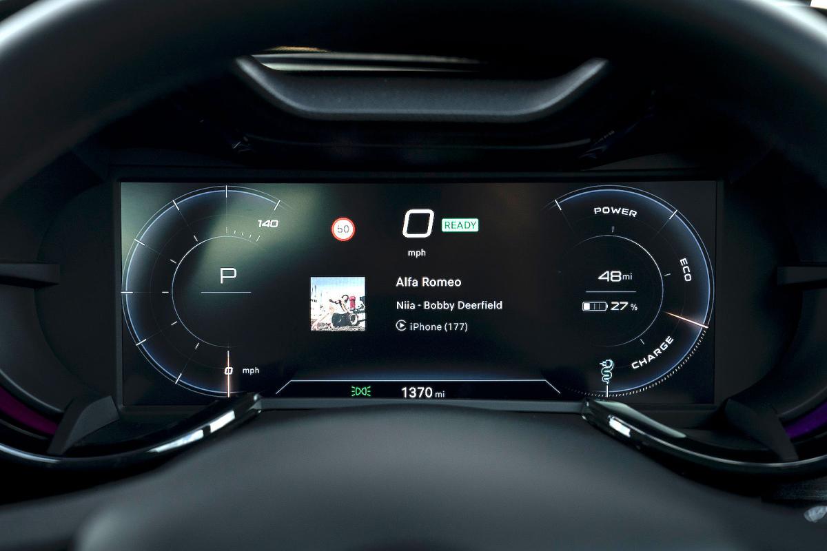 Alfa Romeo Junior Elettrica driver display