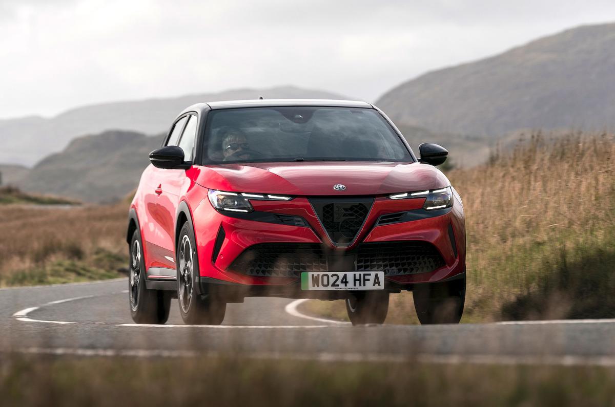 Alfa Romeo Junior Elettrica front cornering