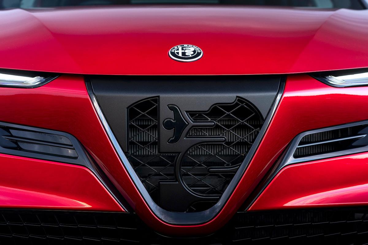 Alfa Romeo Junior Elettrica front detail