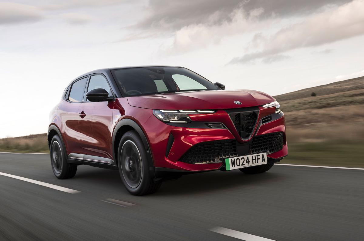 Alfa Romeo Junior Elettrica front right driving