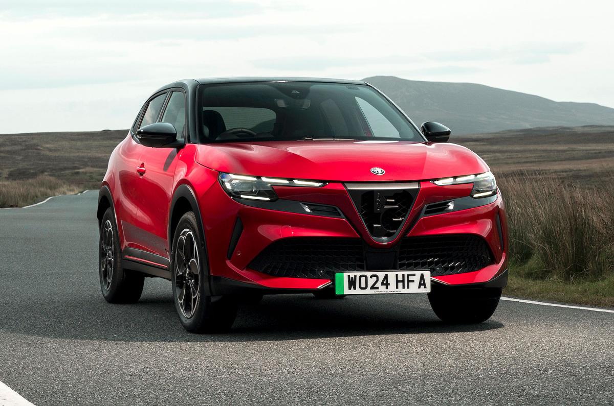 Alfa Romeo Junior Elettrica front right static