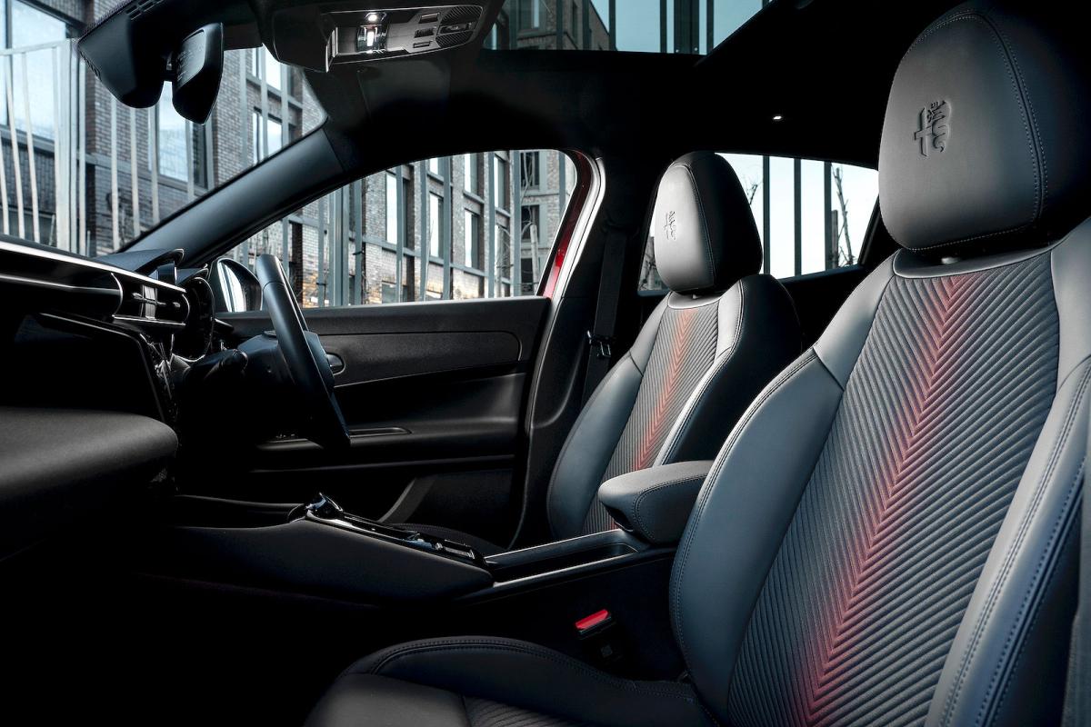 Alfa Romeo Junior Elettrica front seats