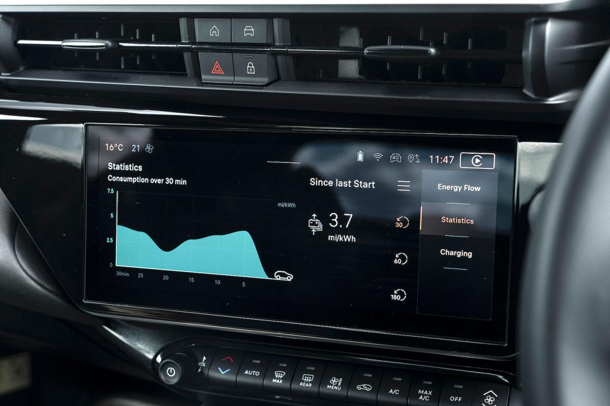 Alfa Romeo Junior Elettrica infotainment touchscreen