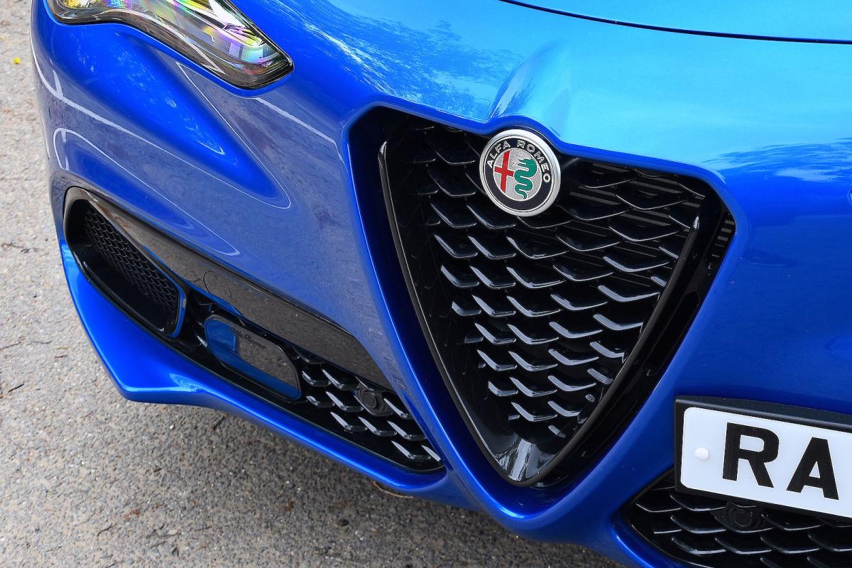 Alfa Romeo Stelvio grille