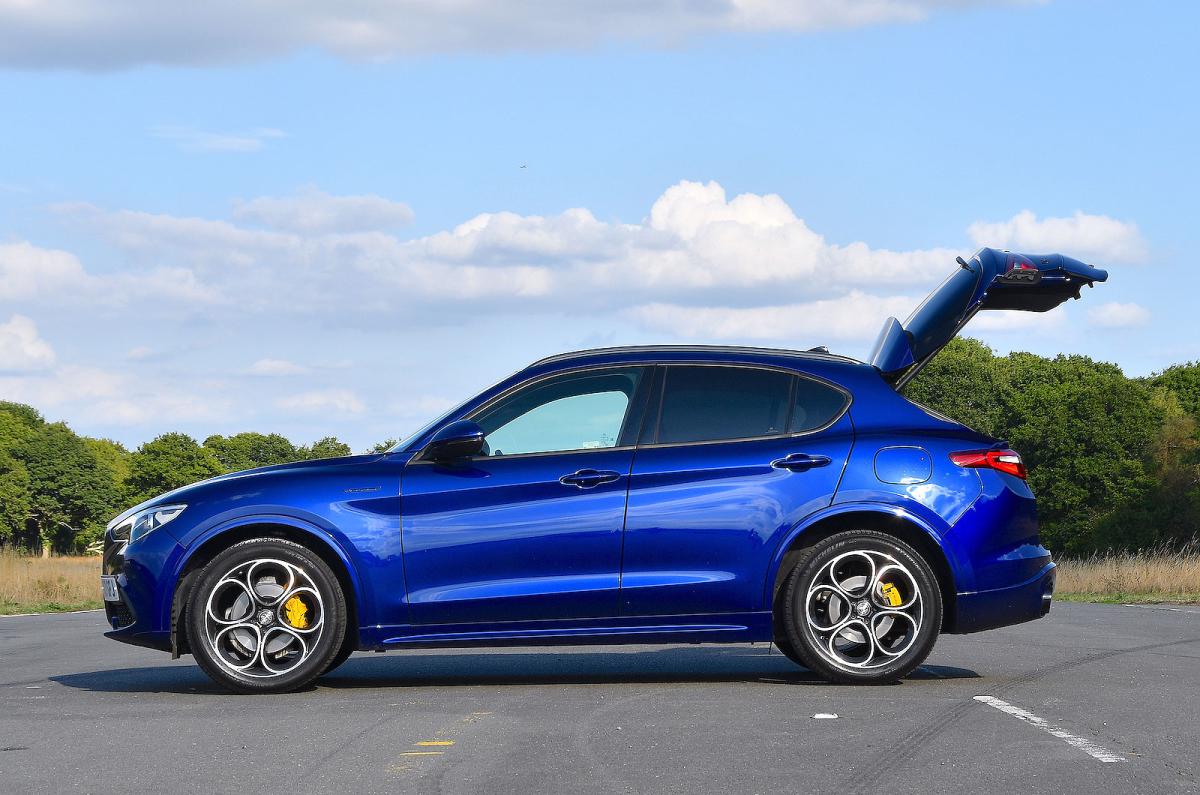 Alfa Romeo Stelvio left static boot open