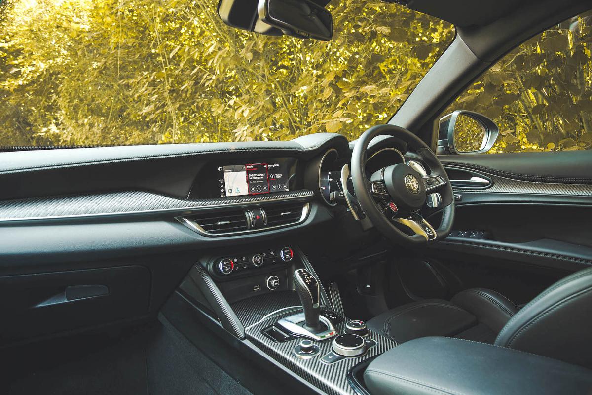 Alfa Romeo Stelvio Quadrifoglio front seats