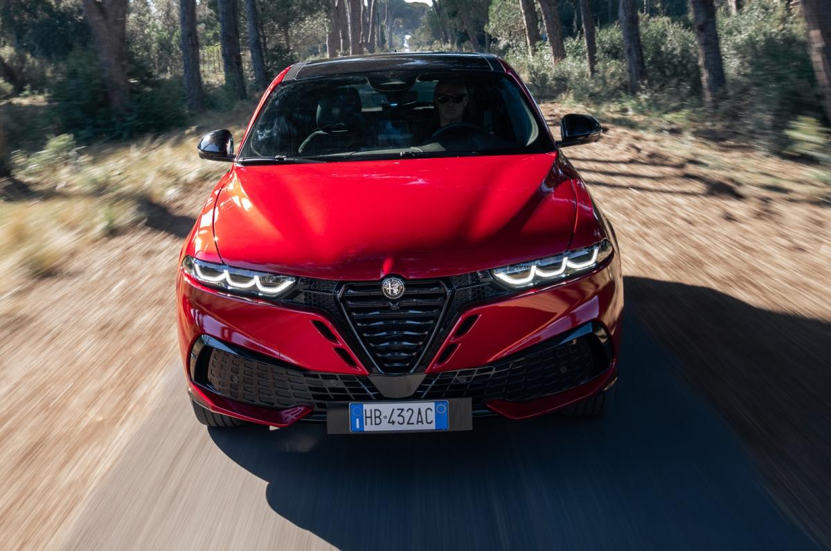 Alfa Romeo Tonale driving front