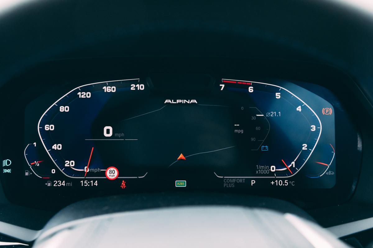 Alpina XB7 2021 interior driver display