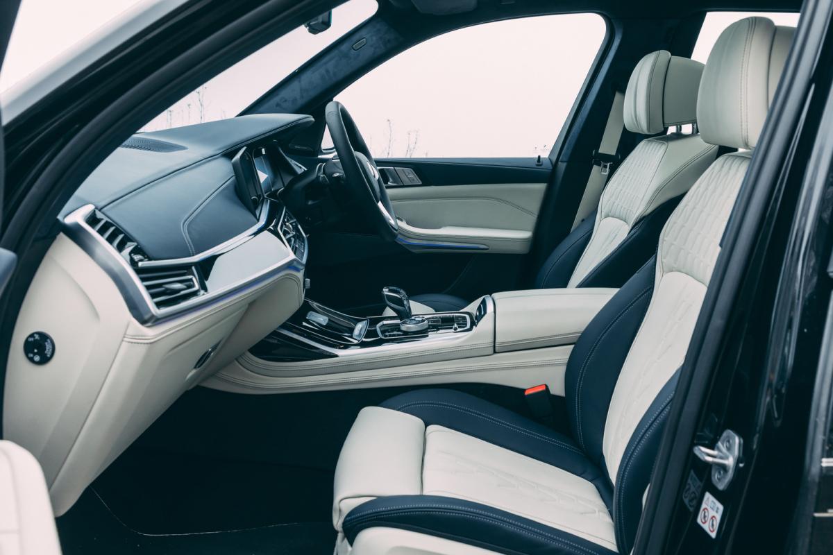 Alpina XB7 2021 interior front seats