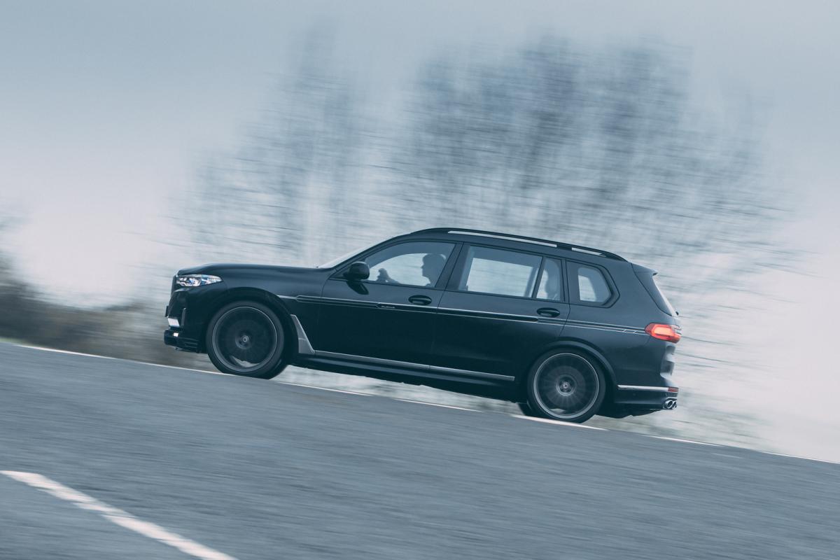 Alpina XB7 2021 left tracking