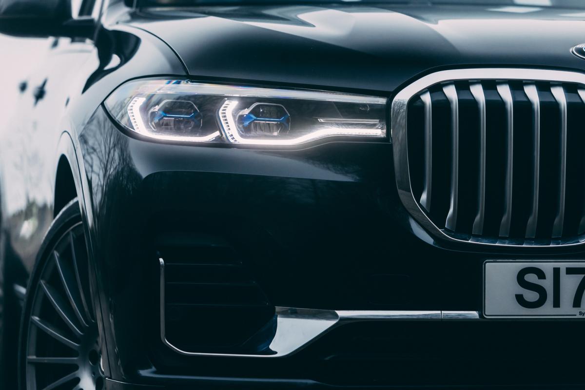 Alpina XB7 2021 headlight detail