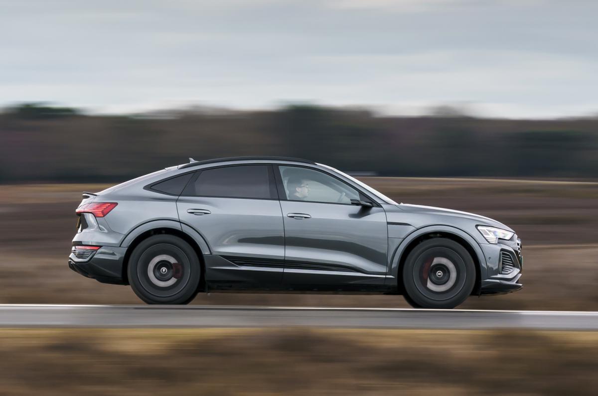 Audi Q8 Sportback e-tron side panning