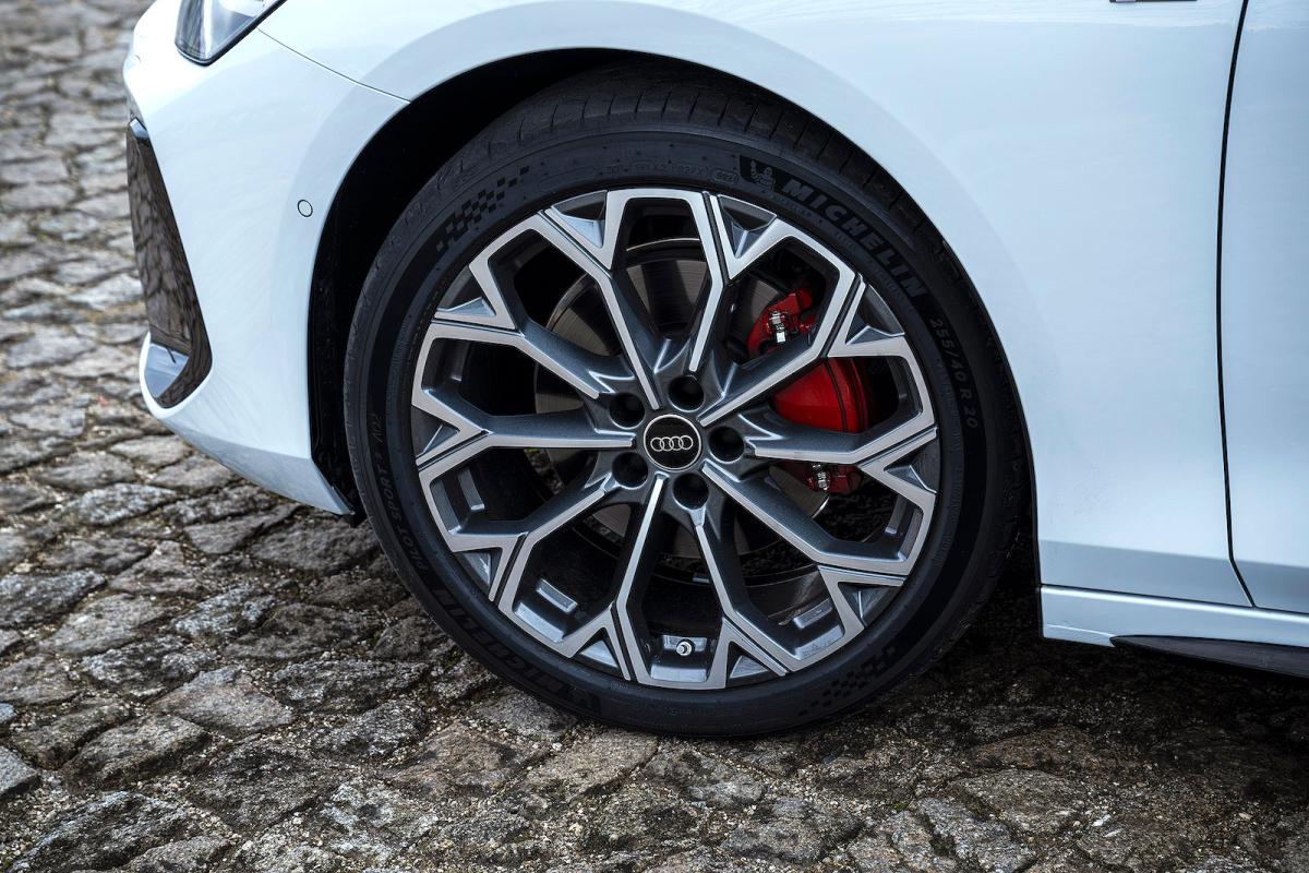 Audi A6 Avant alloy wheel
