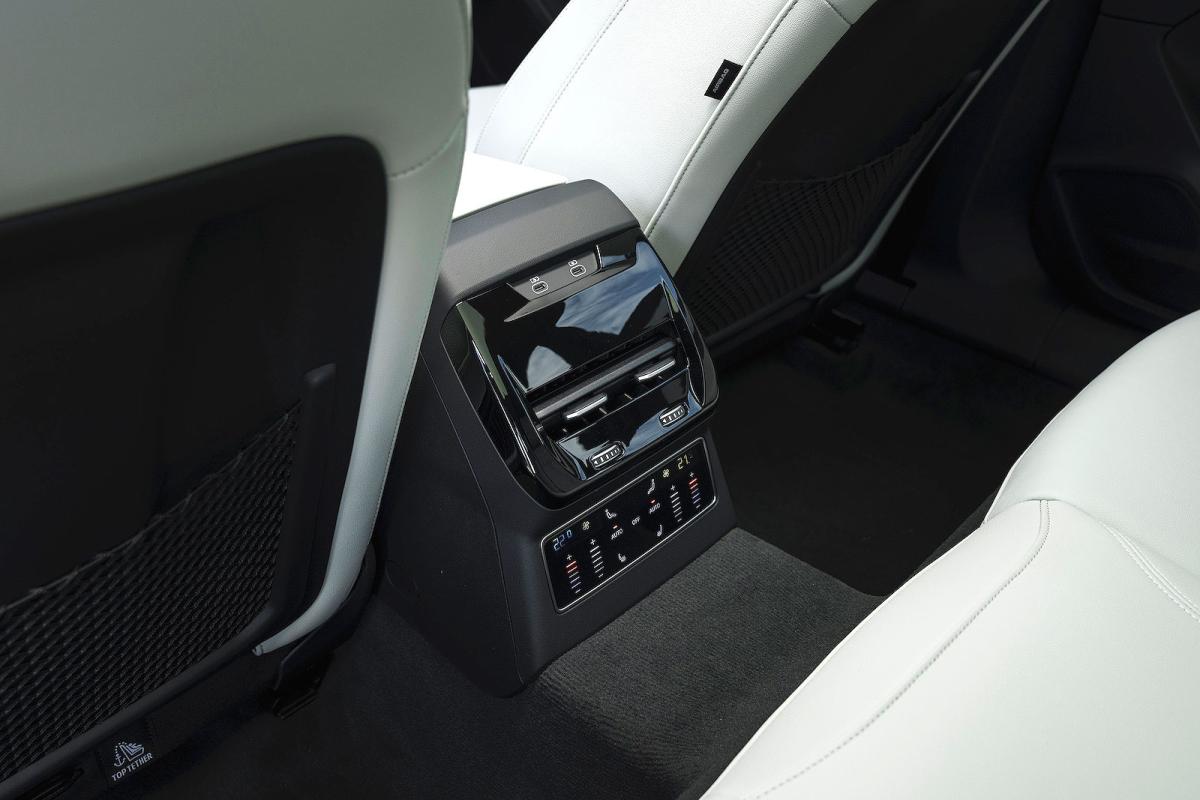 Audi A6 Avant rear interior detail
