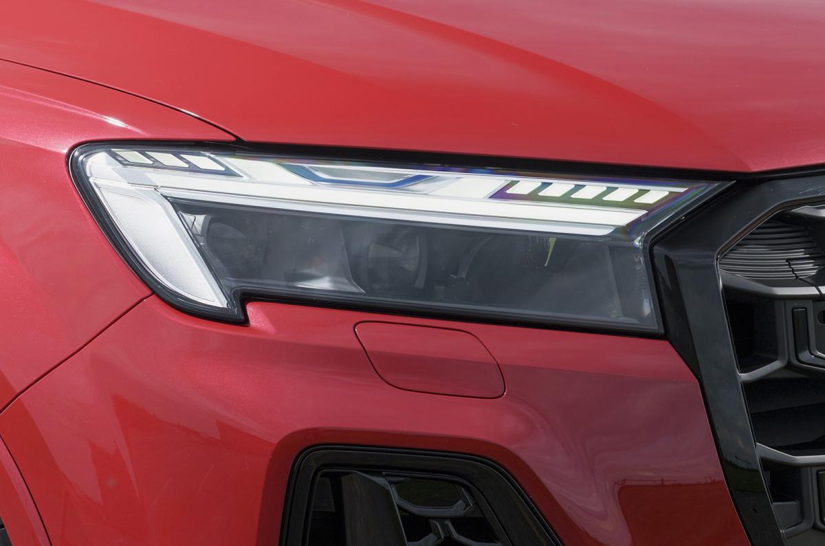 Audi Q7 headlight